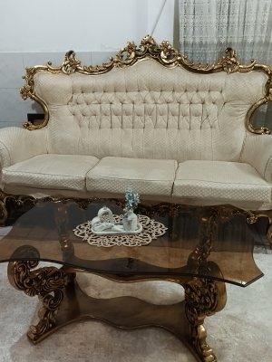 مبل سلطنتی 7نفره ومیز عسلی وکاور پارچه‌ای داره ویک جفت روفرشی 6متری کشدار مخمل